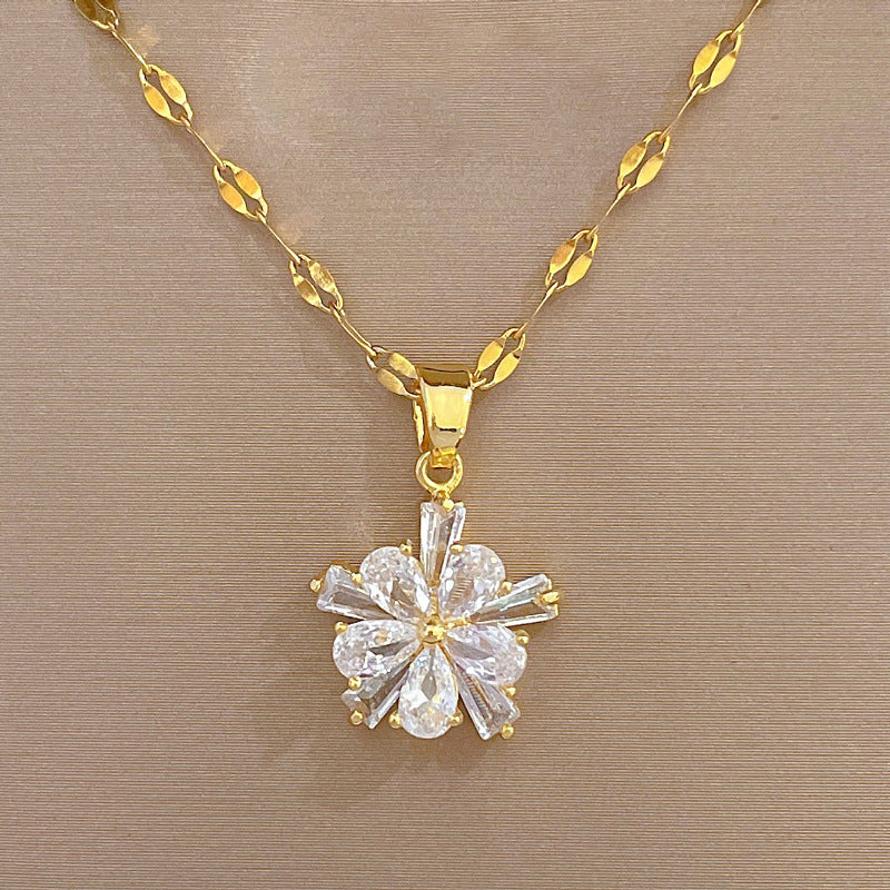 Rendilete blanco, collar con movimiento de flor
