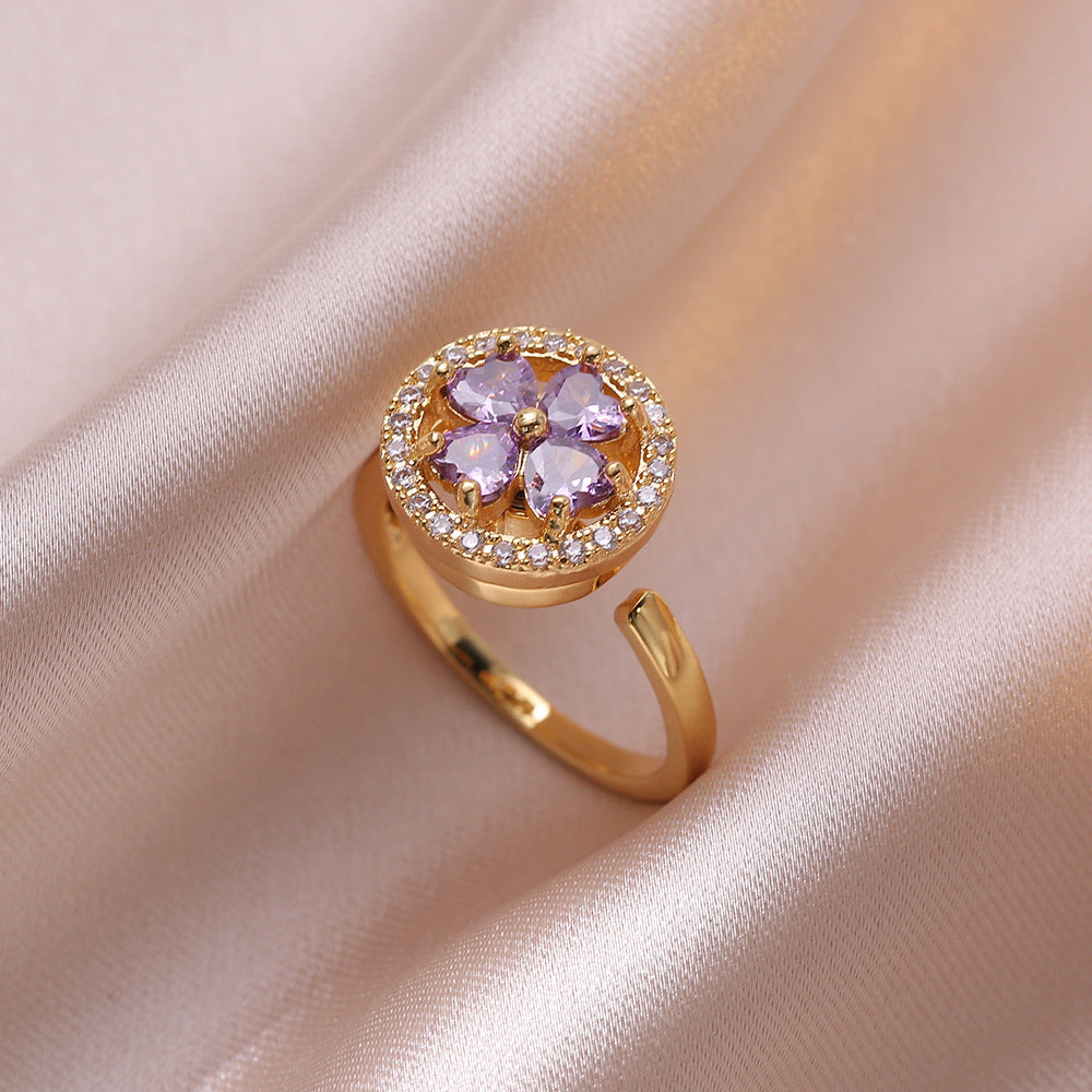 Anillo de flor morada con movimiento