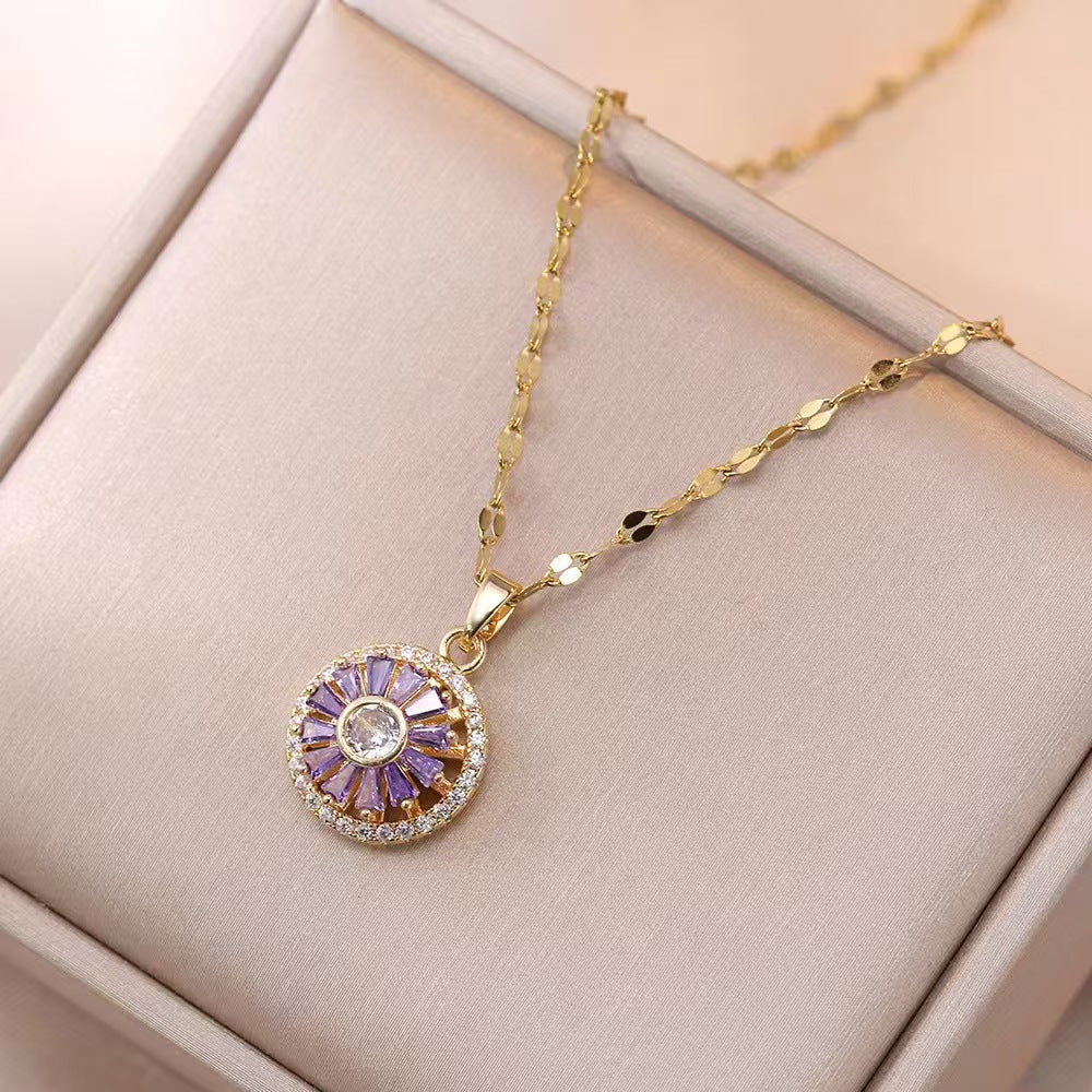 Collar de flor redonda morada con movimiento
