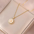 Collar con movimiento flor blanca