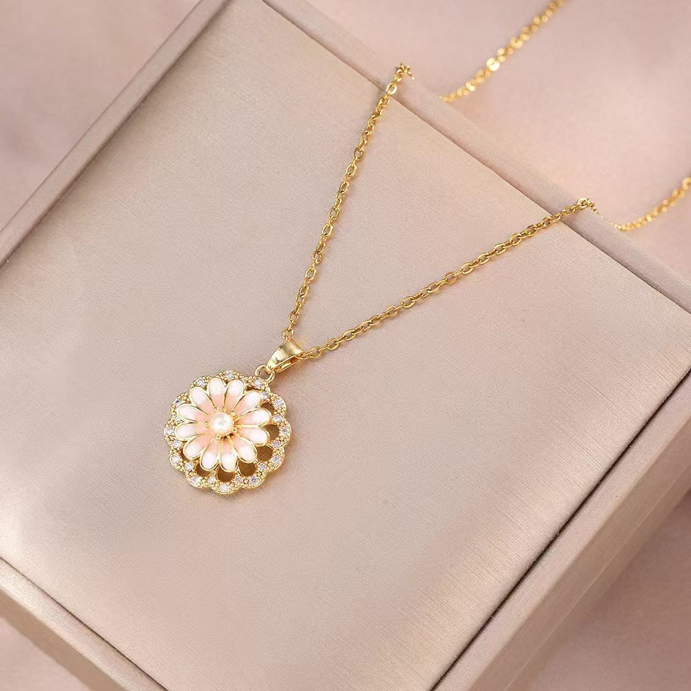 Collar con movimiento flor blanca