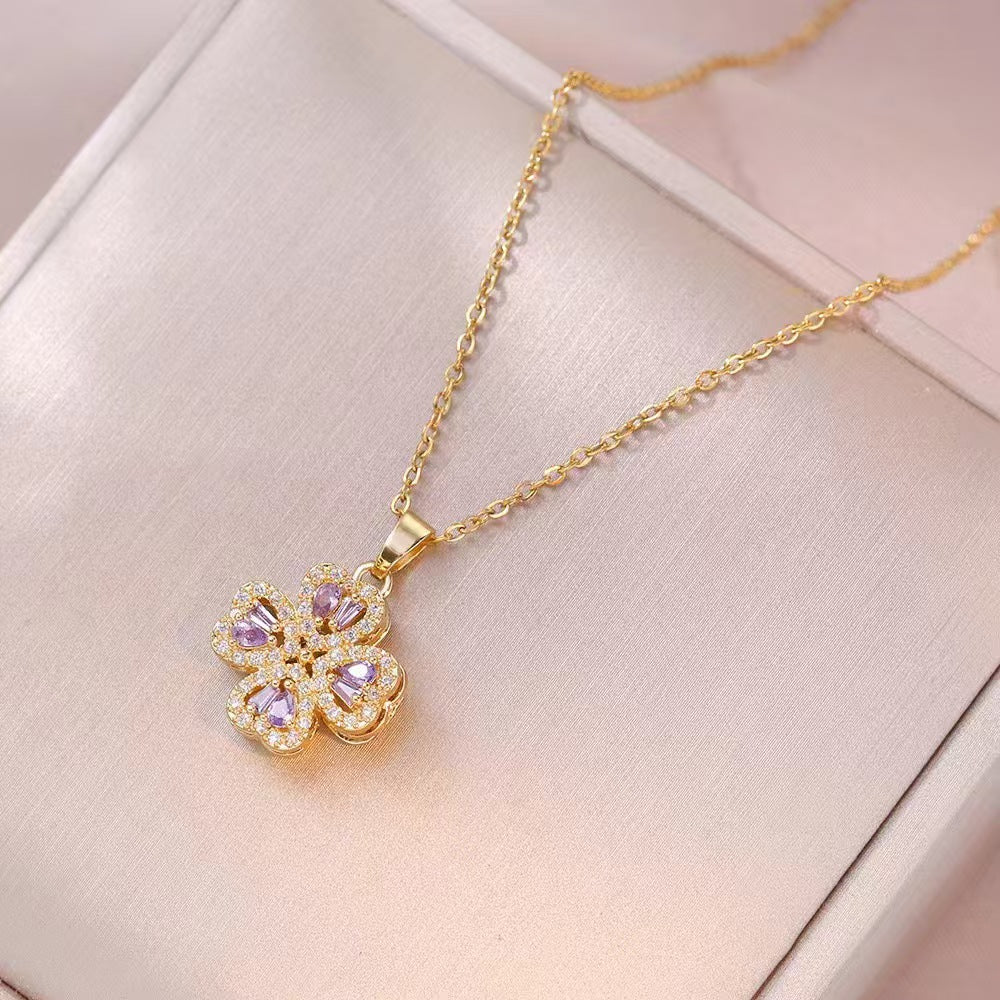 Collar de Trébol morado con movimiento