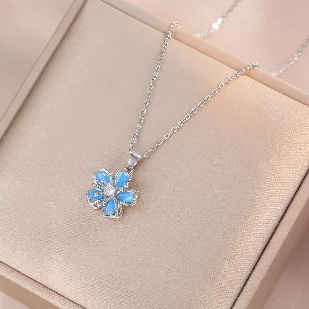 Collar de flor azul con movimiento