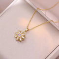 Collar de flor perlada con movimiento