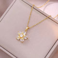 Collar de Flor Blanca con Movimiento baño en oro