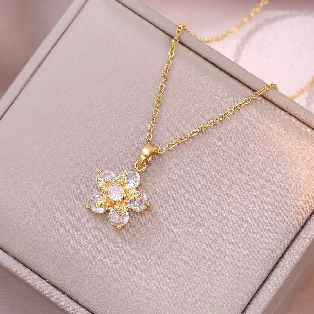 Collar de Flor Blanca con Movimiento baño en oro
