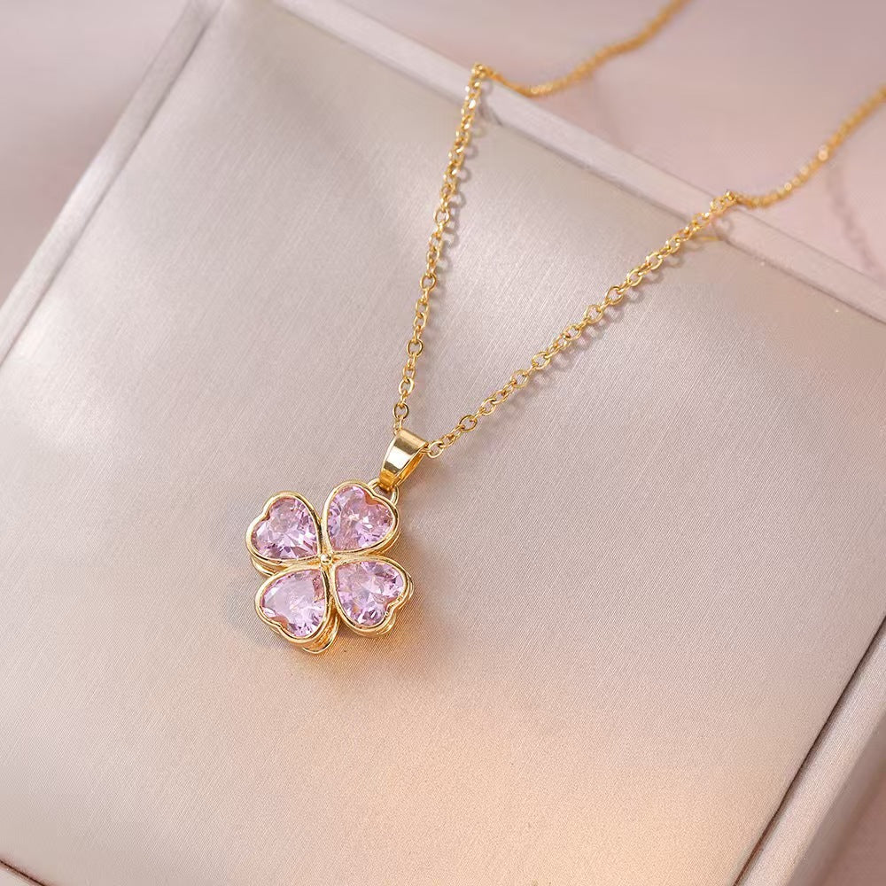 Collar de trébol morado con movimiento