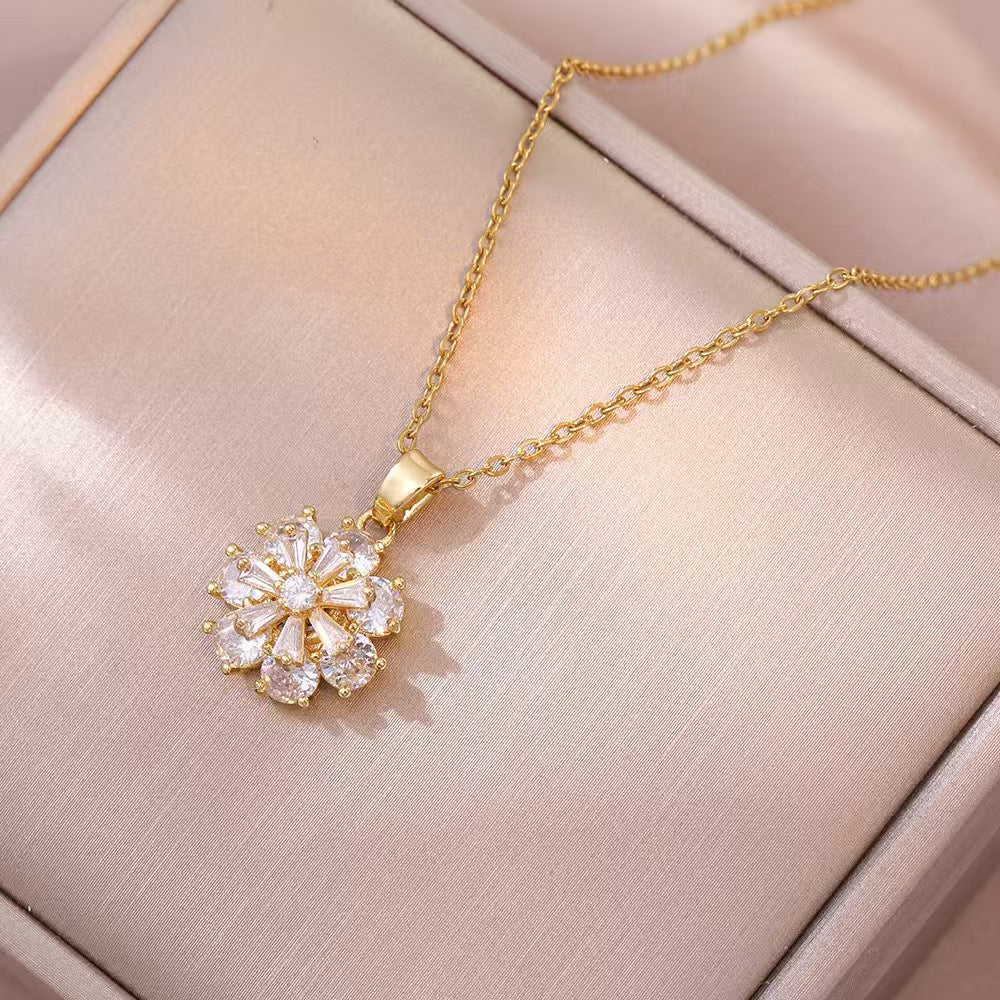 Collar de de rendilete blanco con baño en oro