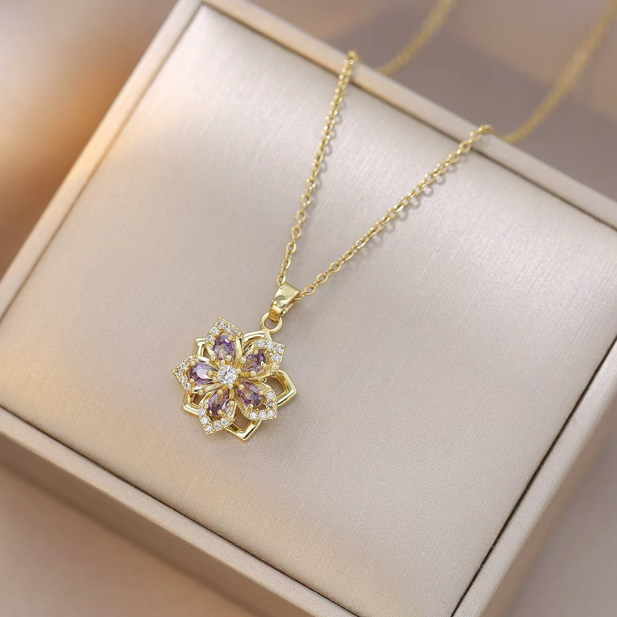 Collar de flor morada con movimiento